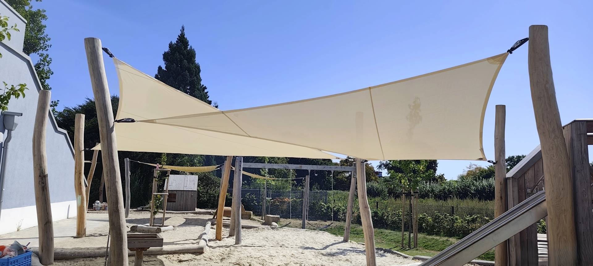 Sonnensegel auf einem Spielplatz vom Kindergarten umgesetzt von Neumann Zelte & Planen